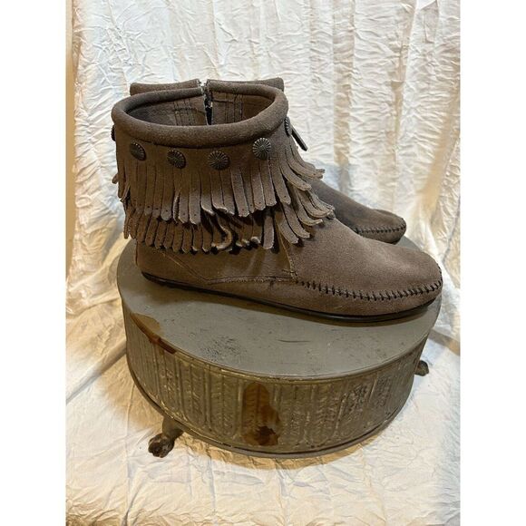 MINNETONKA Gray Suede Hard Bottom Fringe Moccasin Ankle Boots Women's Size 7 - Picture 4 of 8